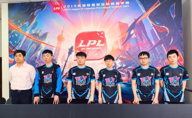 努力控制着 努力控制着